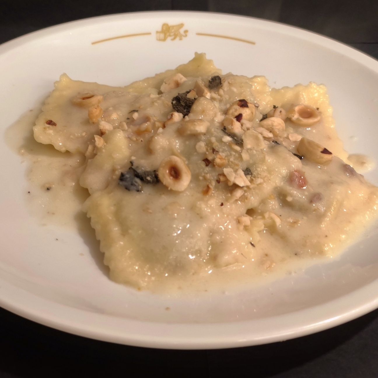 Ravioli al brasato con crema di mele, gorgonzola e parmigiano