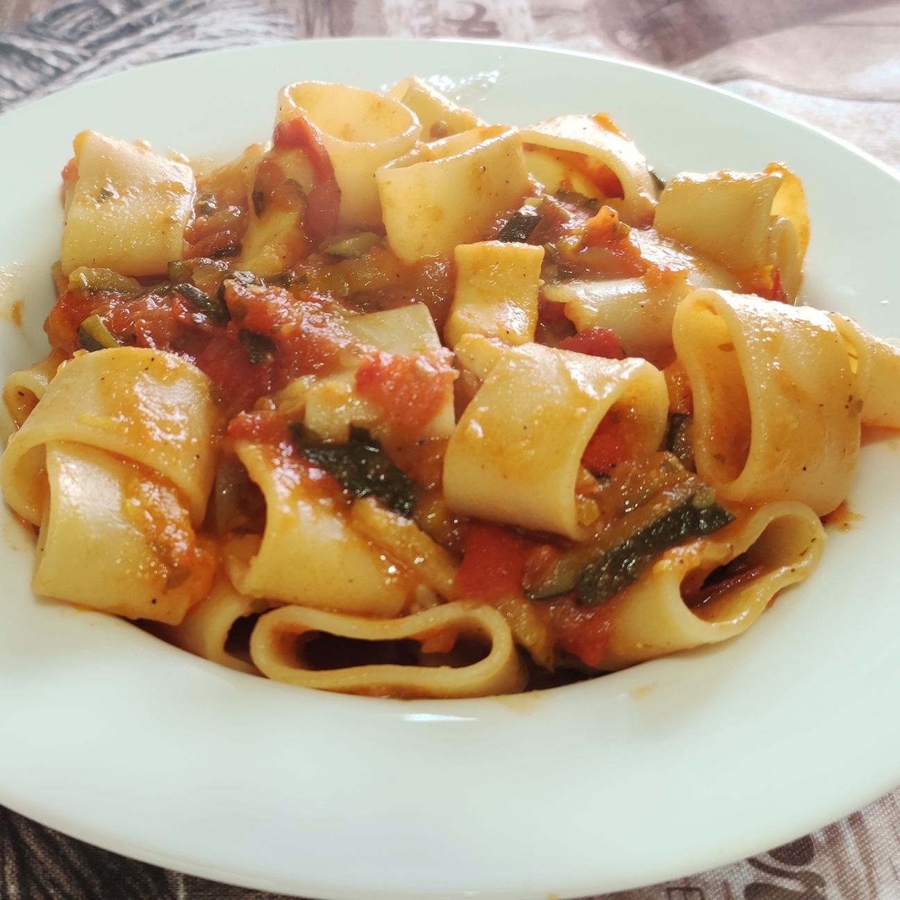Calamarata con anelli di totano e ortaggi.