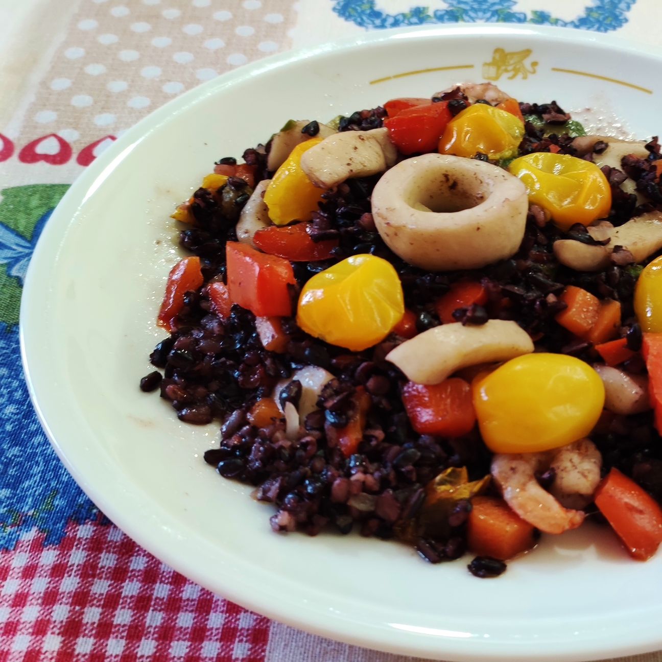 Riso Venere con calamari gamberi e verdure