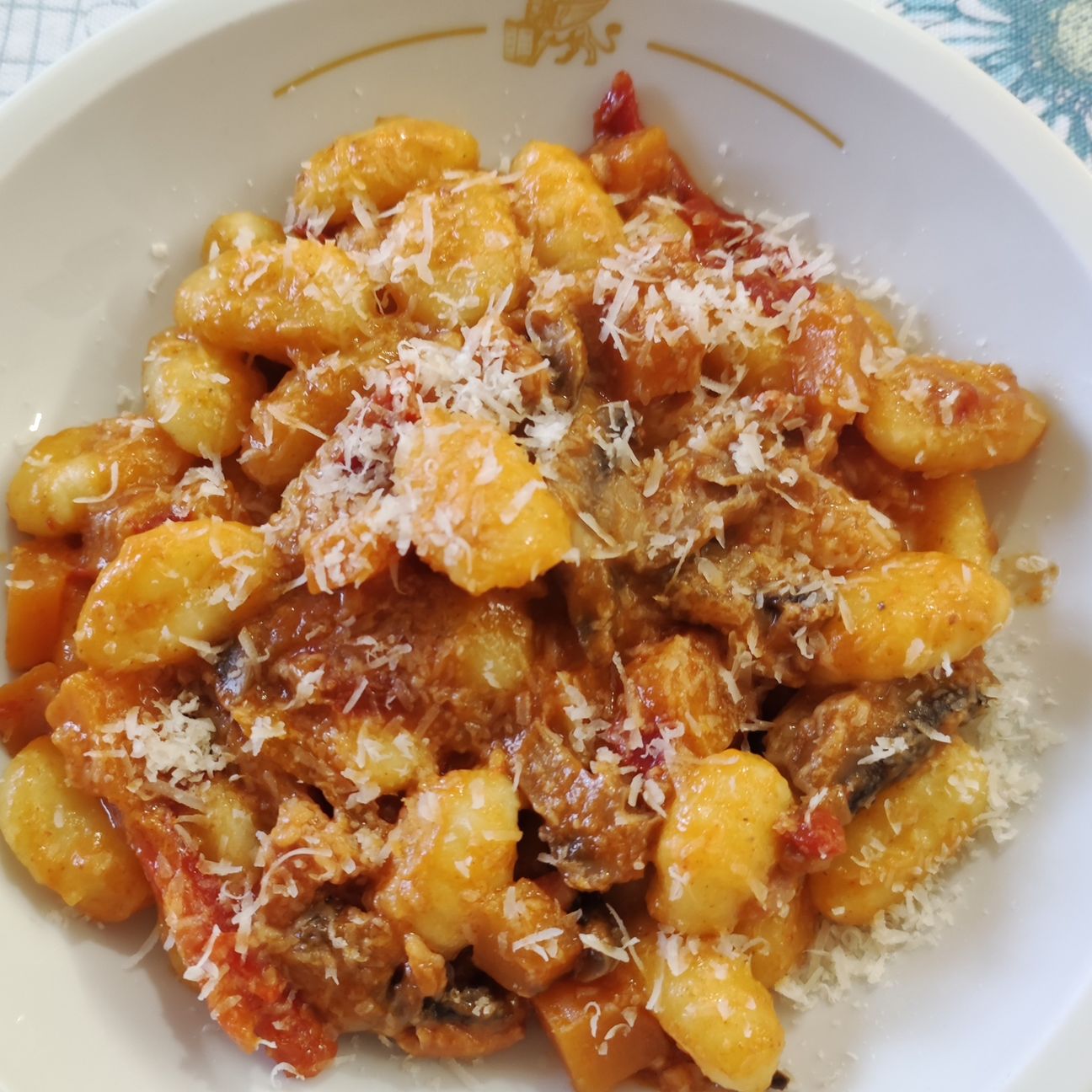 Gnocchi con peperoni zucca e funghi