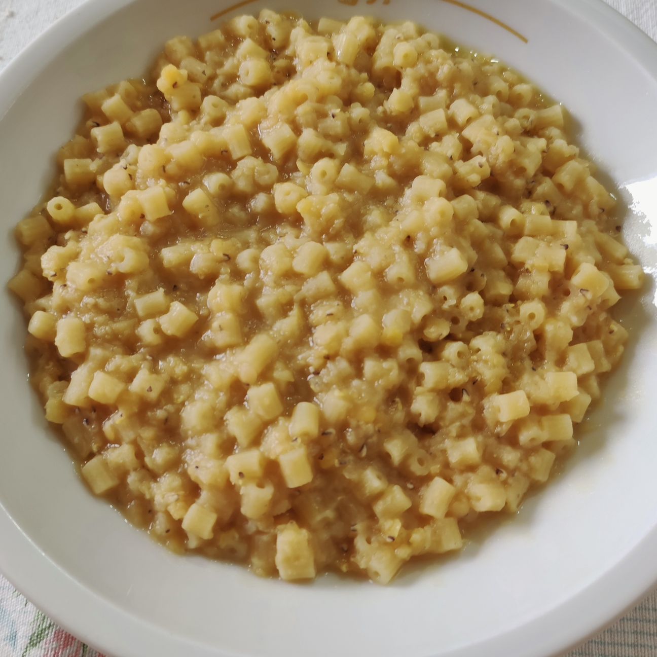Pasta con crema di lenticchie decorticate.