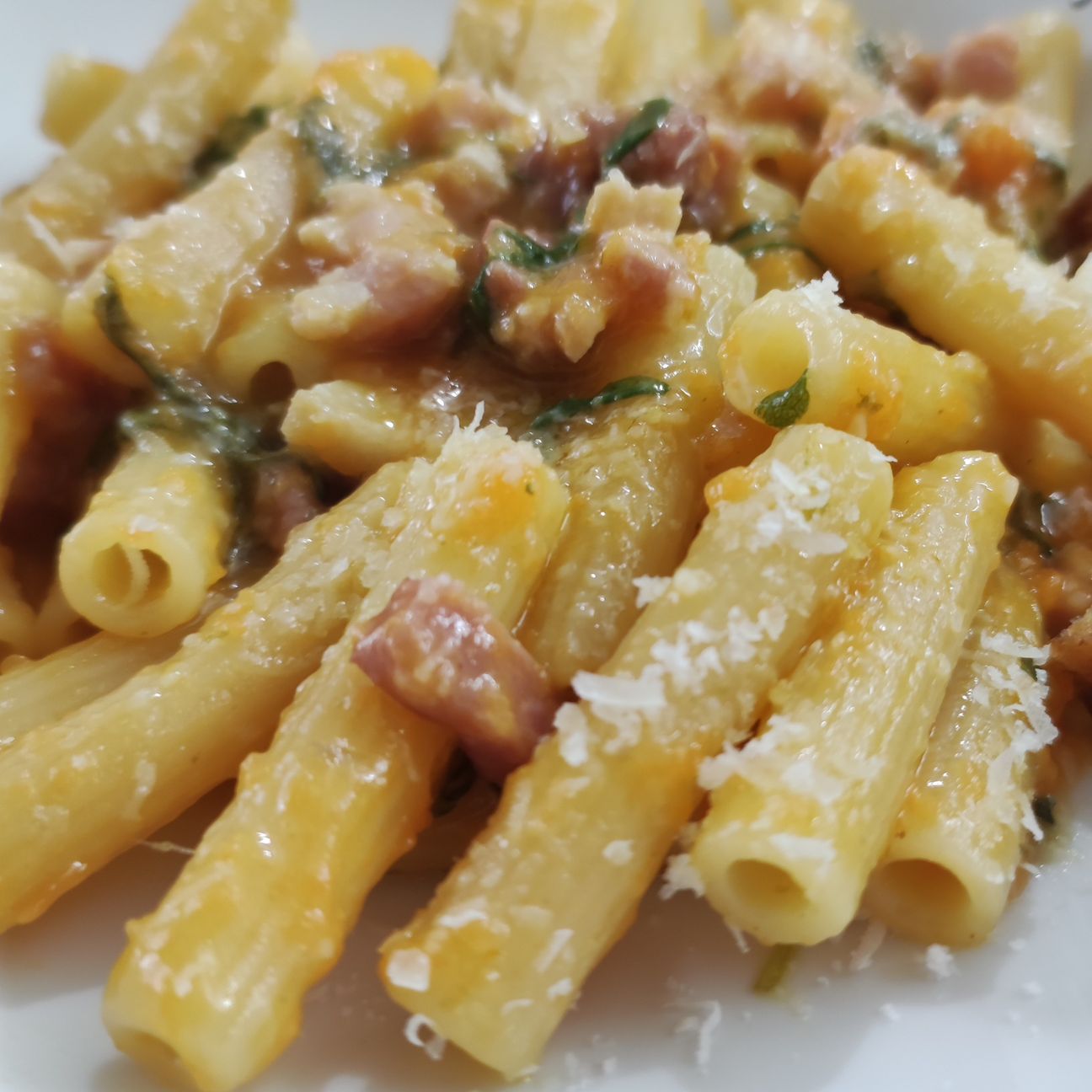 Pasta con pancetta, rucola e crema di zucca.
