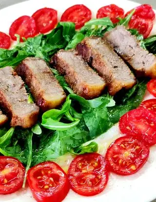 Ricetta Tagliata di bovino su letto di rucola e pomodori. di ilninotto