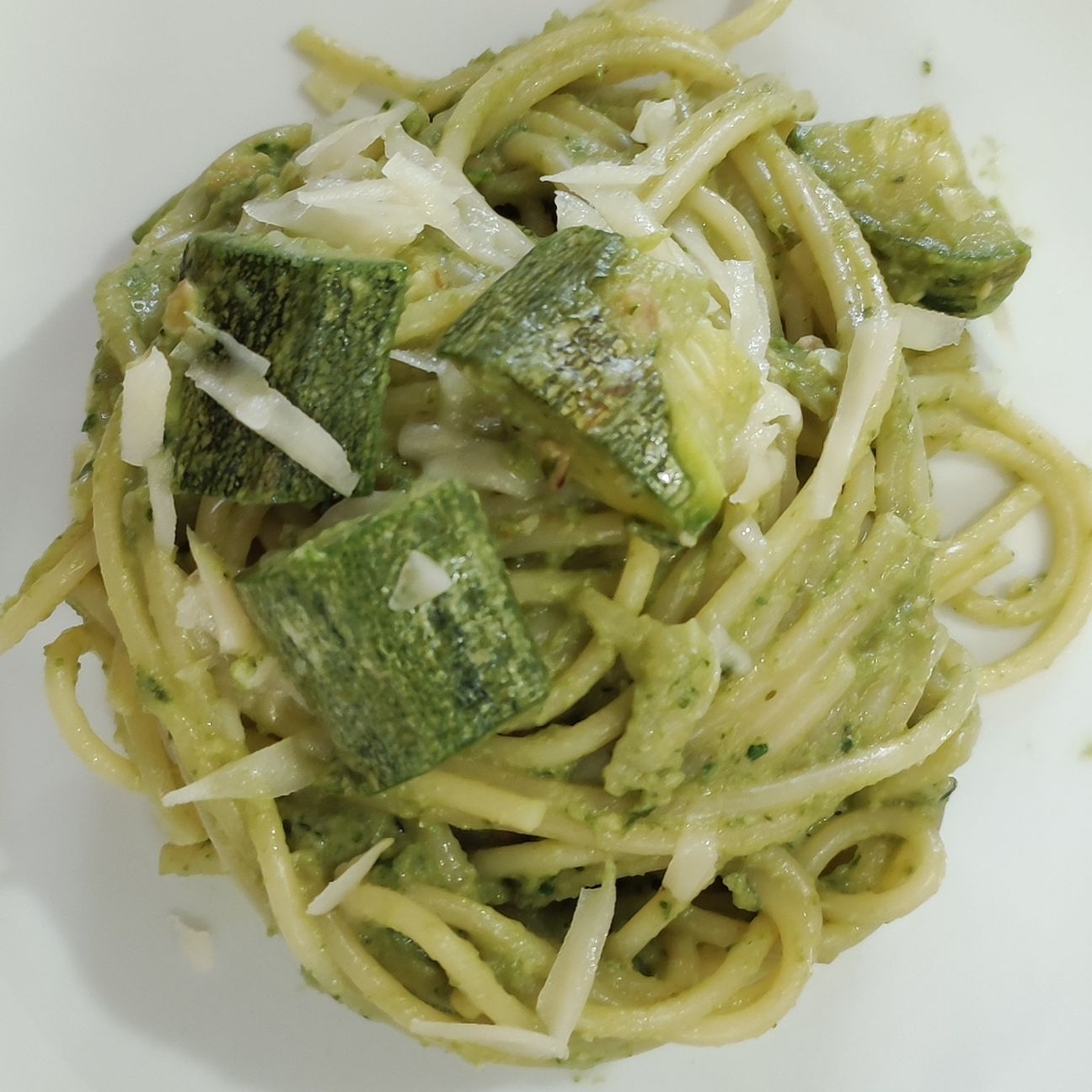 Spaghetti al pesto di zucchine