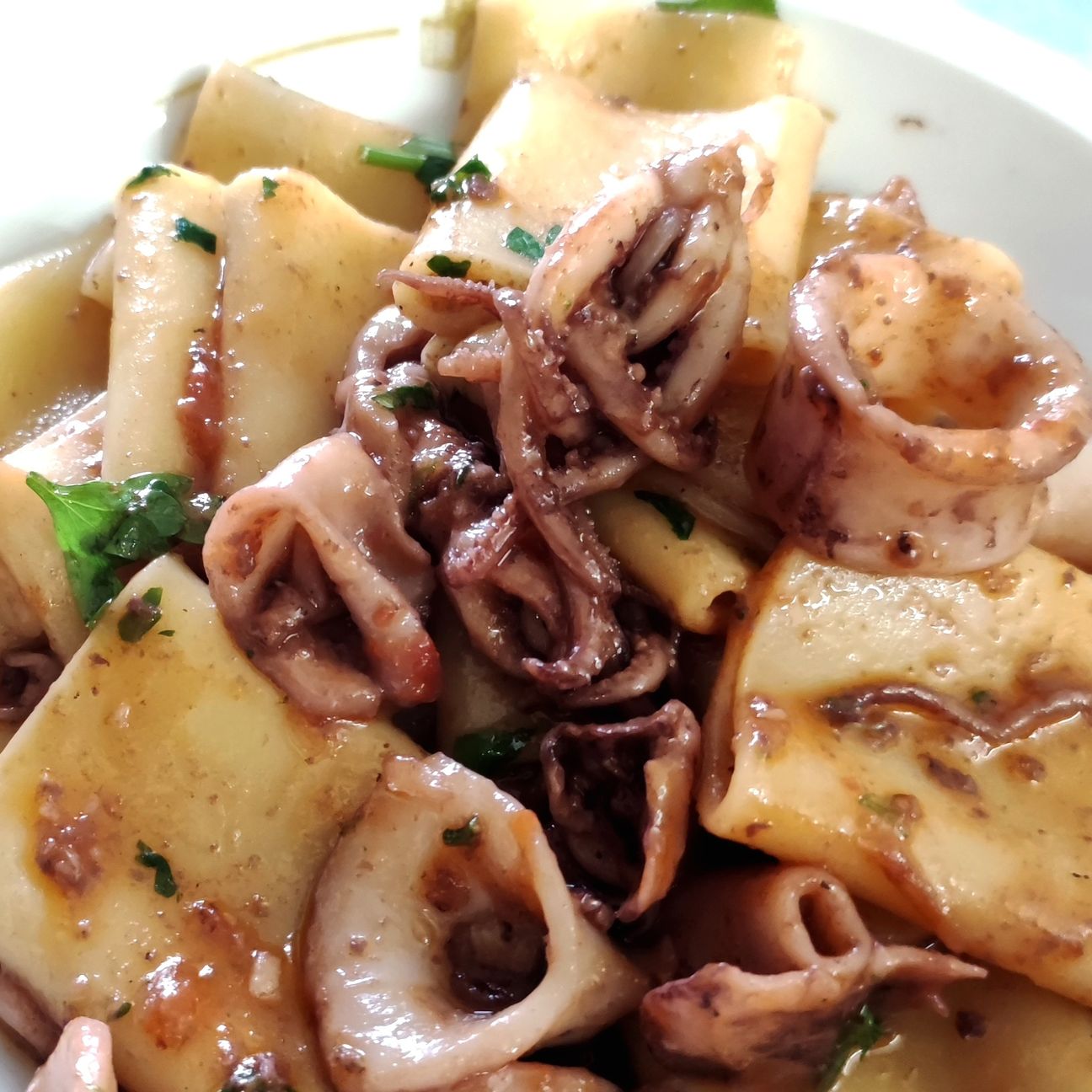 Paccheri con ciuffi ed anelli di seppie.