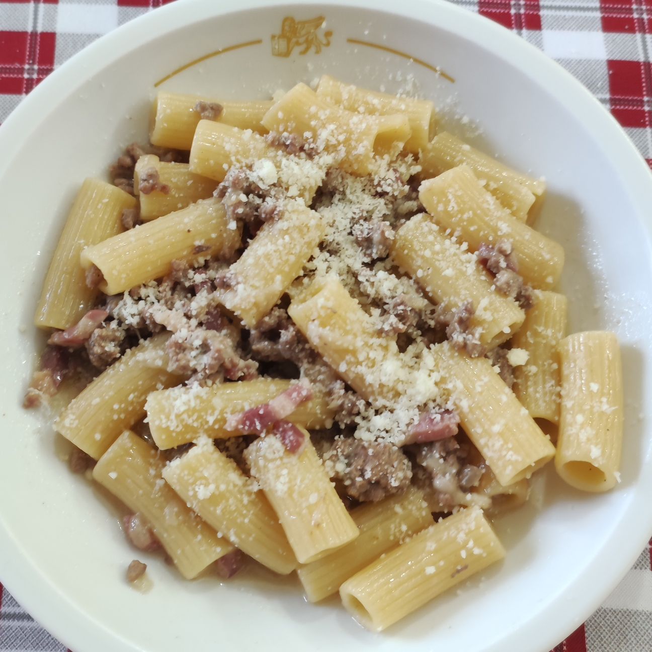 Rigatoni al ragu' bianco e crema di pecorino
