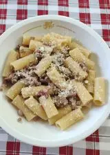 Ricetta Rigatoni al ragu' bianco e crema di pecorino