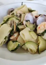 Ricetta Calamarata con vongole zucchine e gamberi