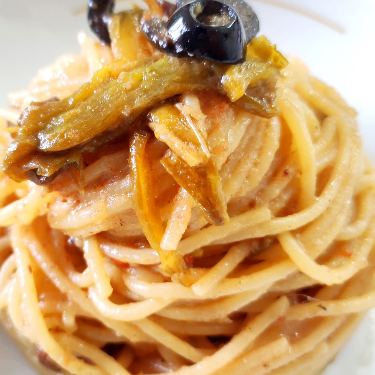Spaghetti con peperoni fritti e acciughe.