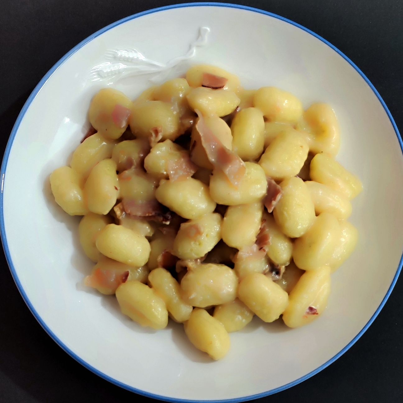Gnocchi con speck, gorgonzola e noci.