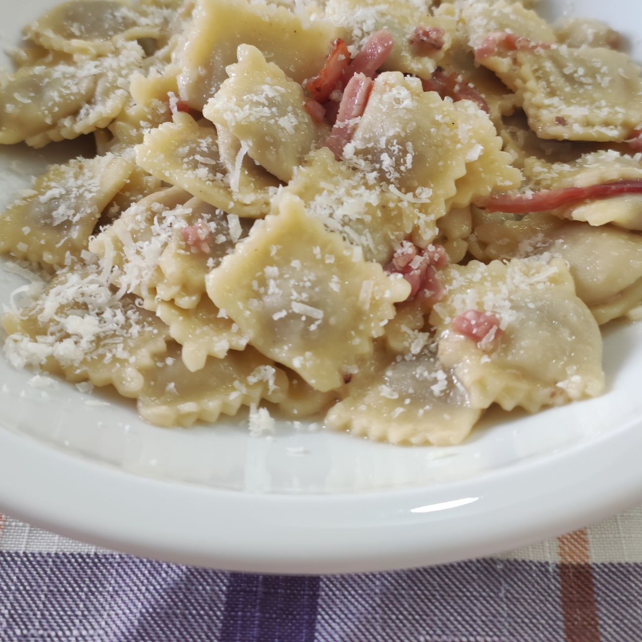 Raviolini con burro e speck