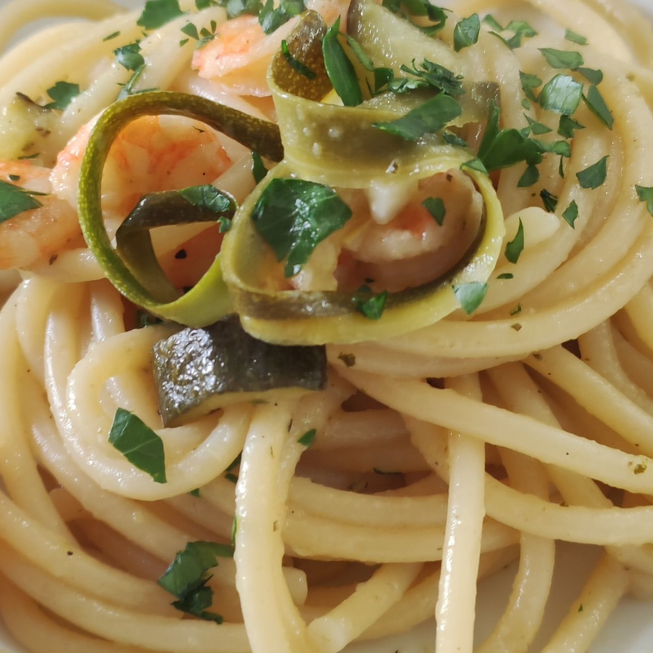 Bucatini zucchine e gamberi.