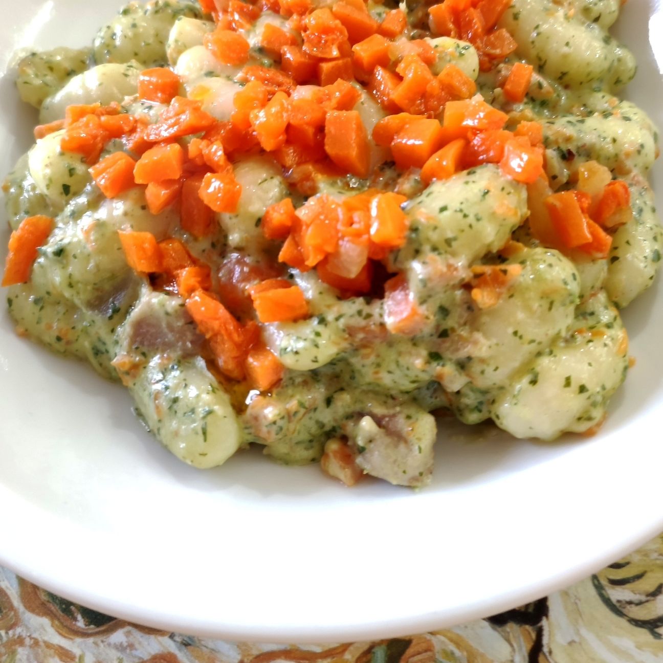 Gnocchi con pesto di rucola zucca noci e formaggio spalmabile.