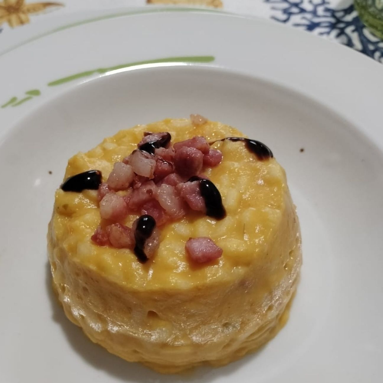 Risotto con zucca pancetta e glassa di aceto balsamico.