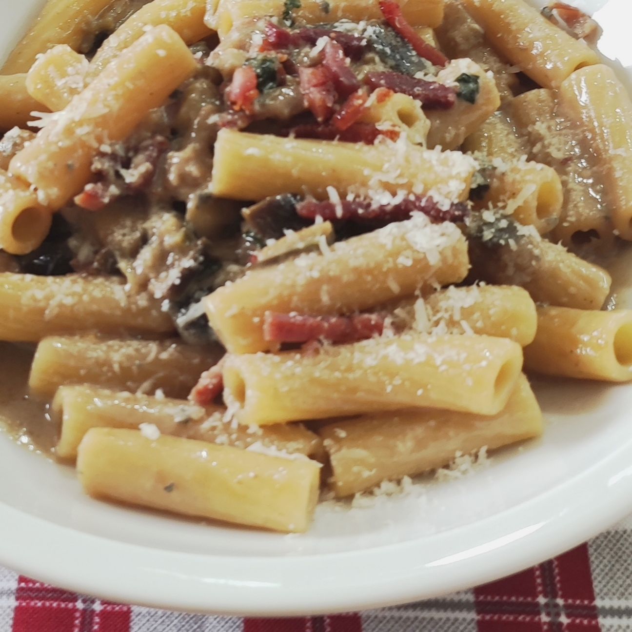 Pasta con melanzane, speck e gorgonzola