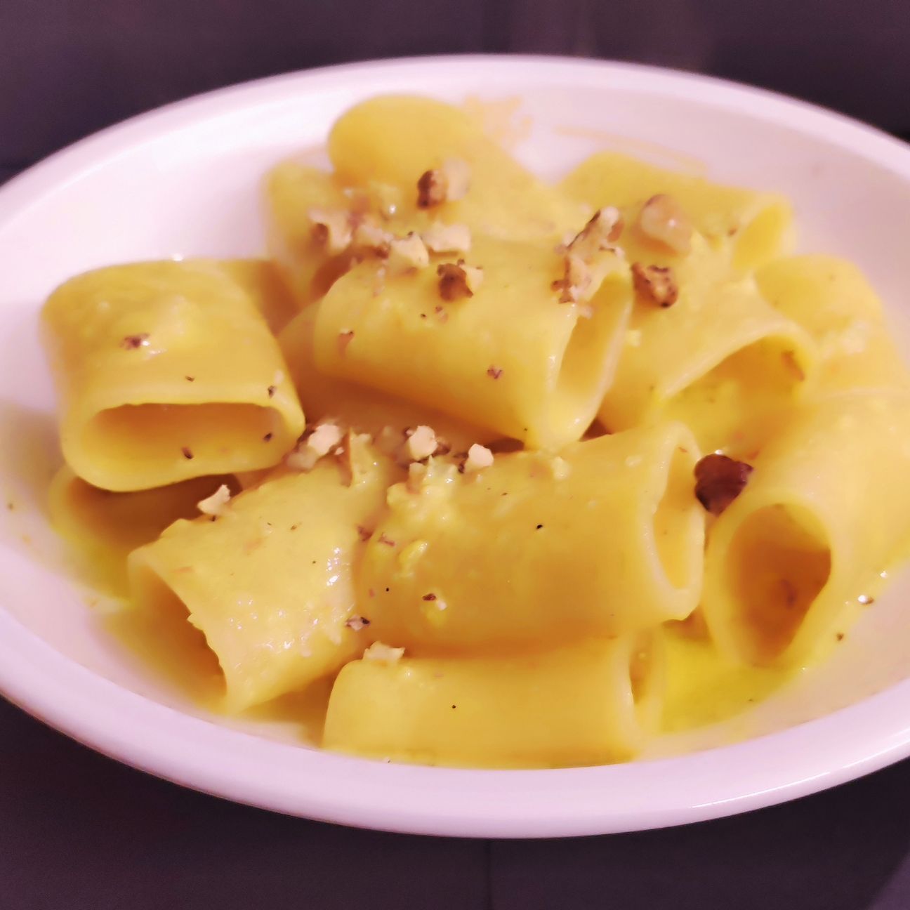 Paccheri al gorgonzola con noci e curcuma