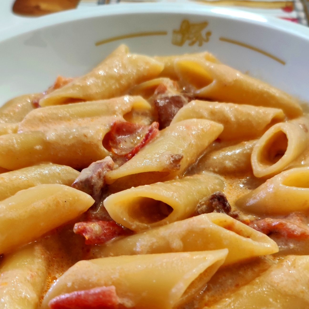 Pasta cremosa con pomodori e formaggio spalmabile