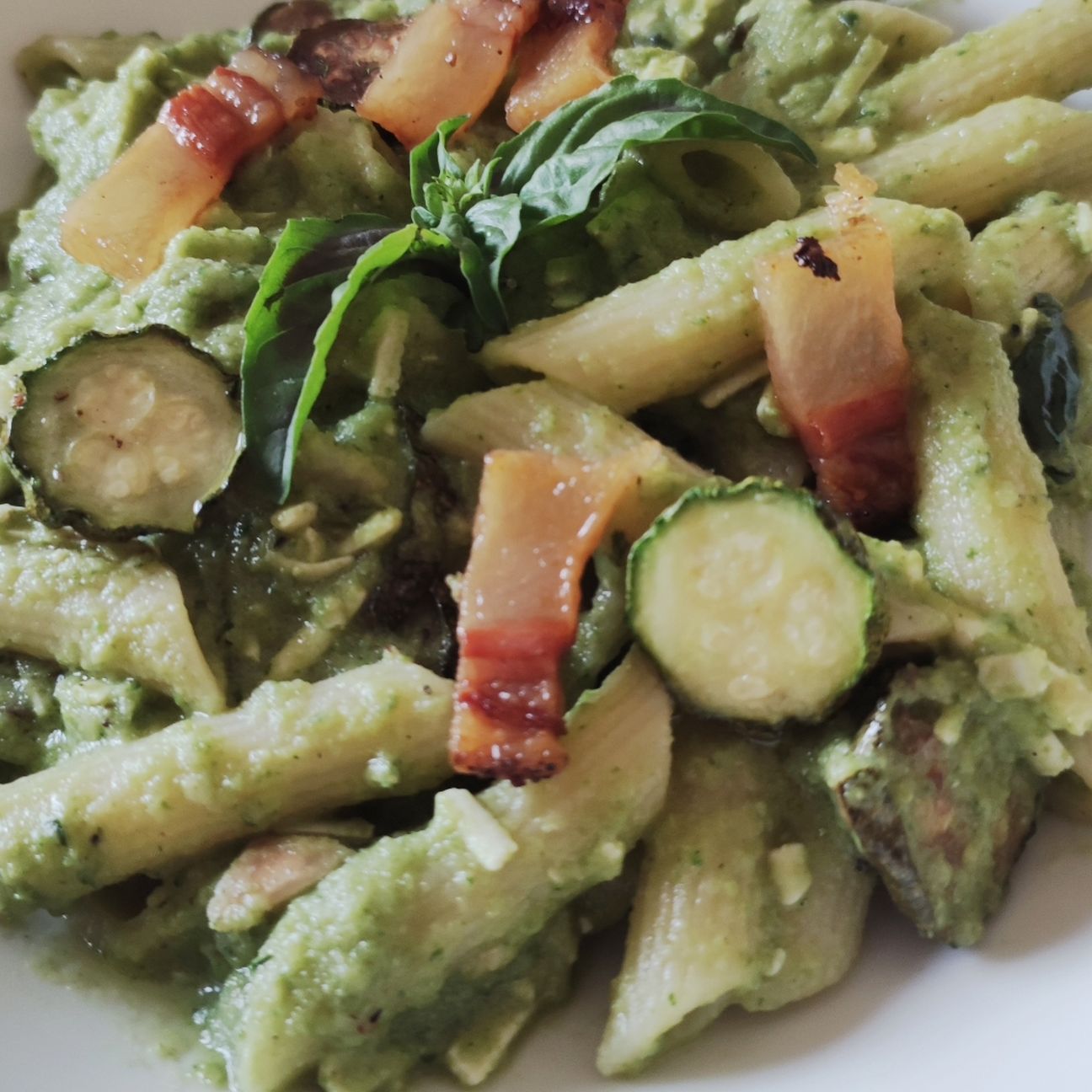 Penne con guanciale e pesto di zucchine.