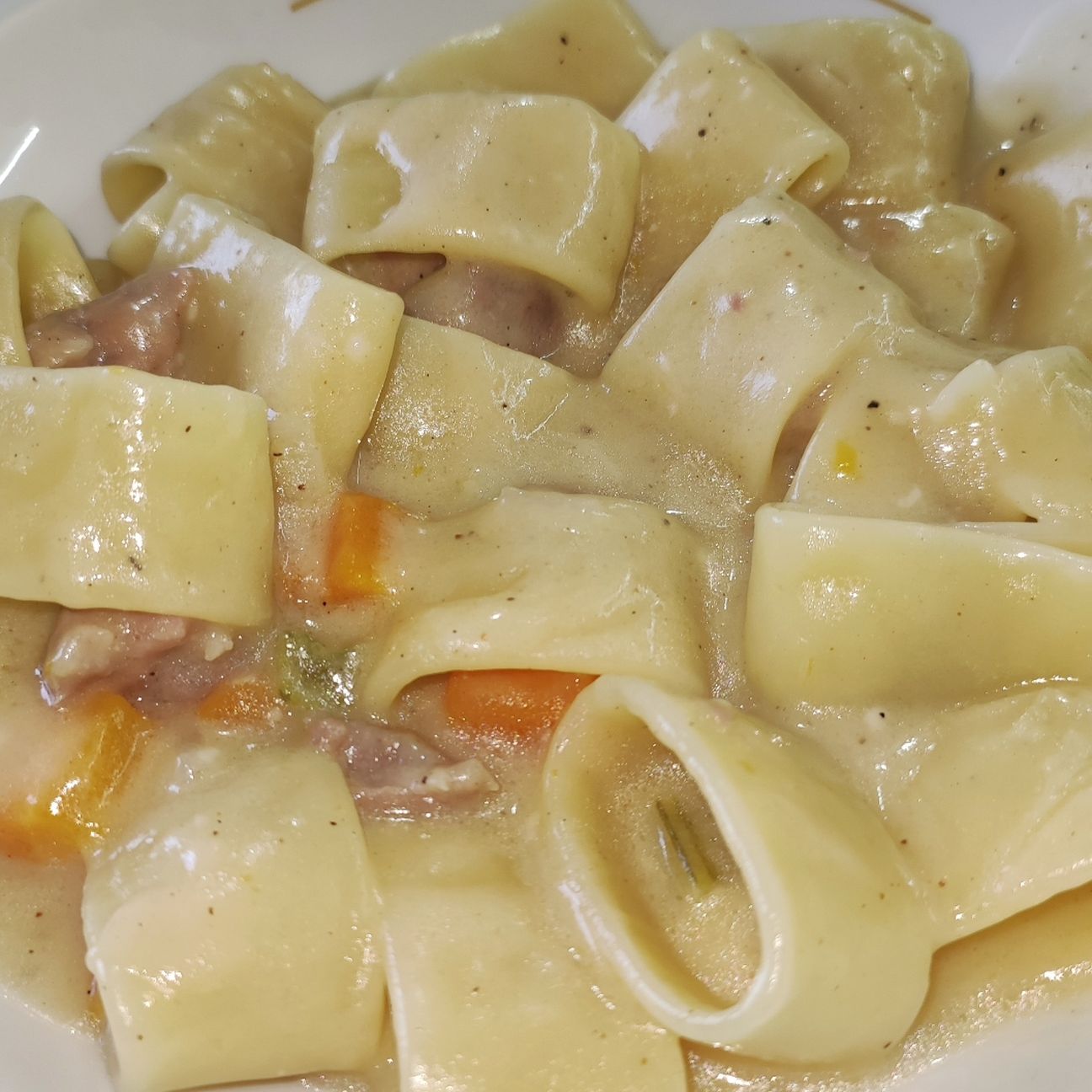 Calamarata con salsiccia e besciamella.