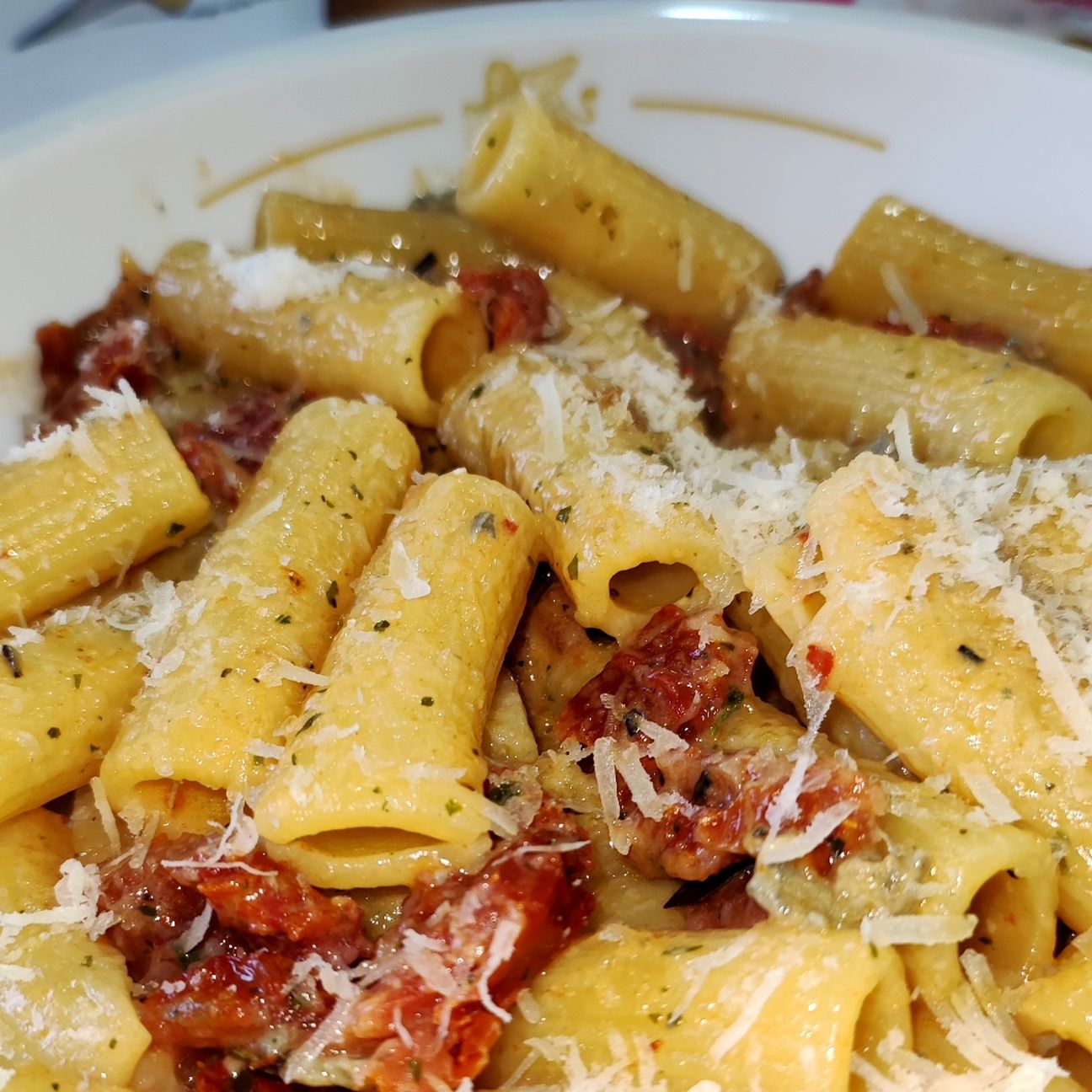Rigatoni con pomodori secchi e gorgonzola.