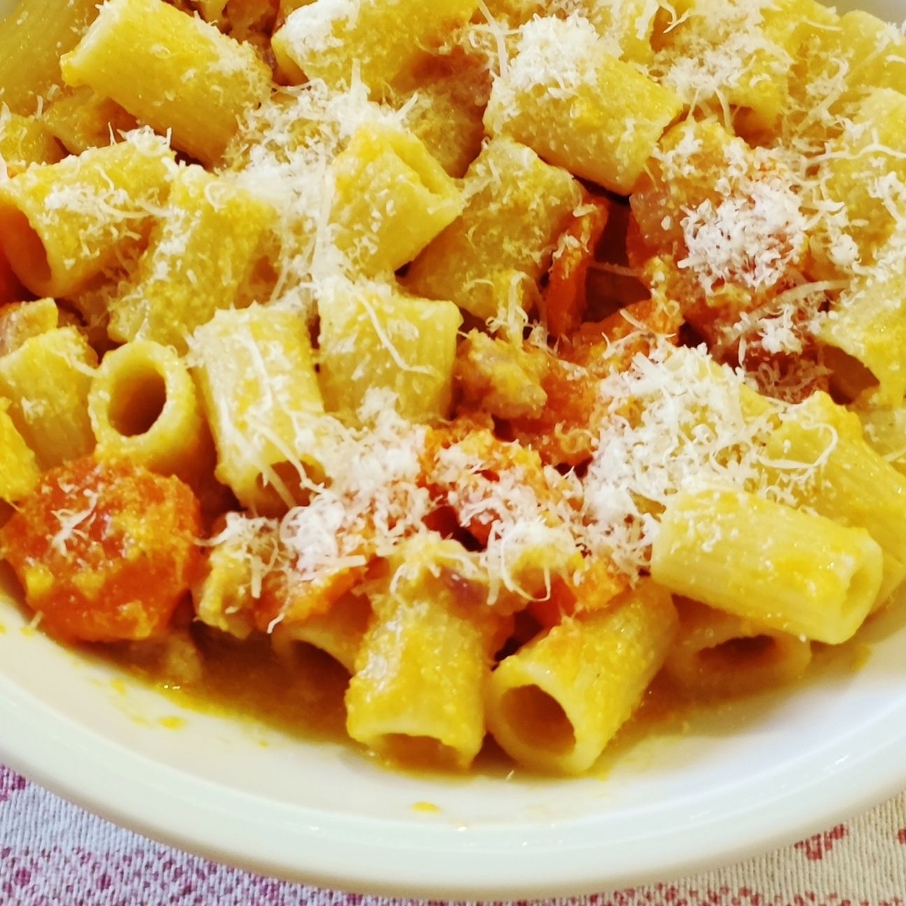 Mezze maniche con pancetta e carote.