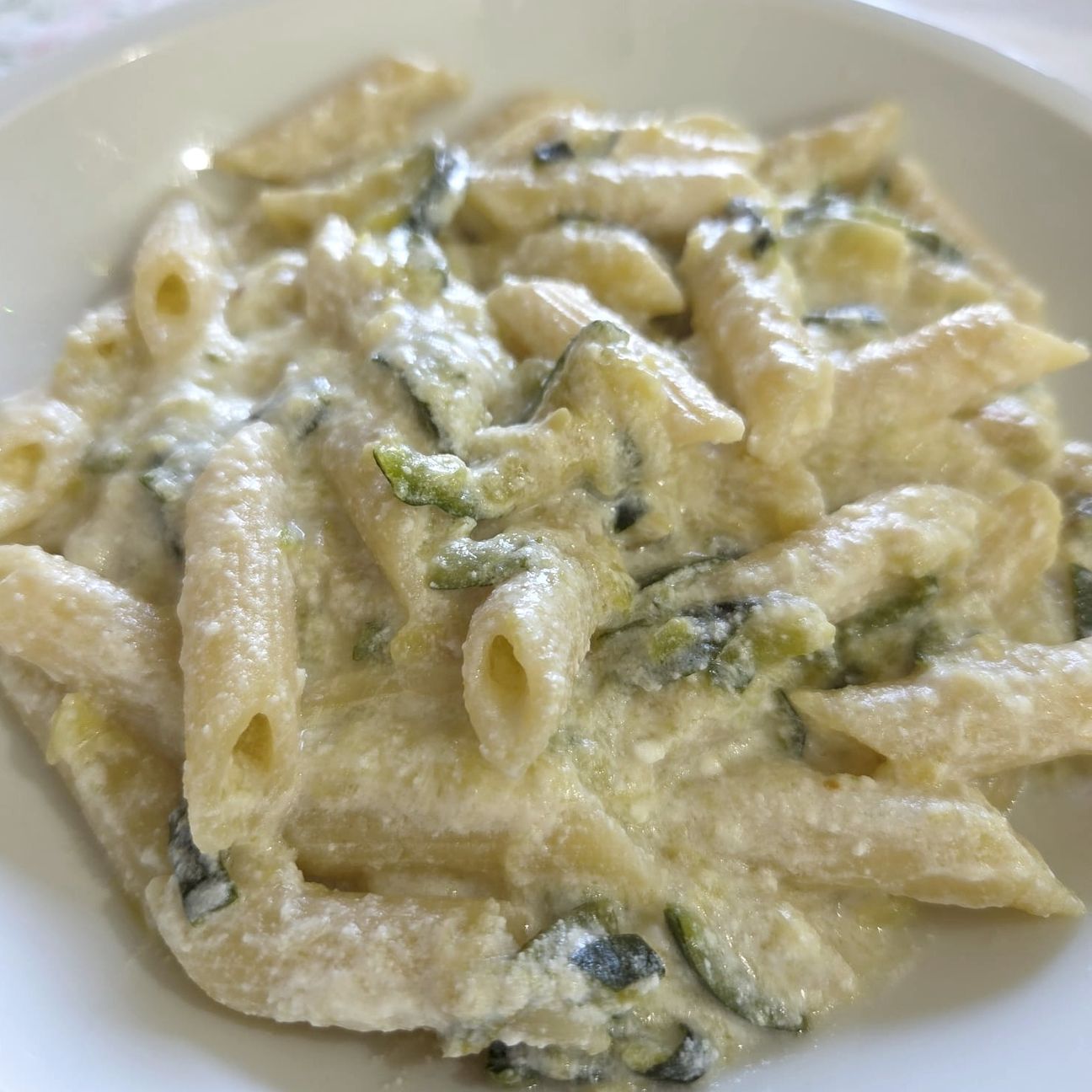 Penne con zucchine e crema di ricotta