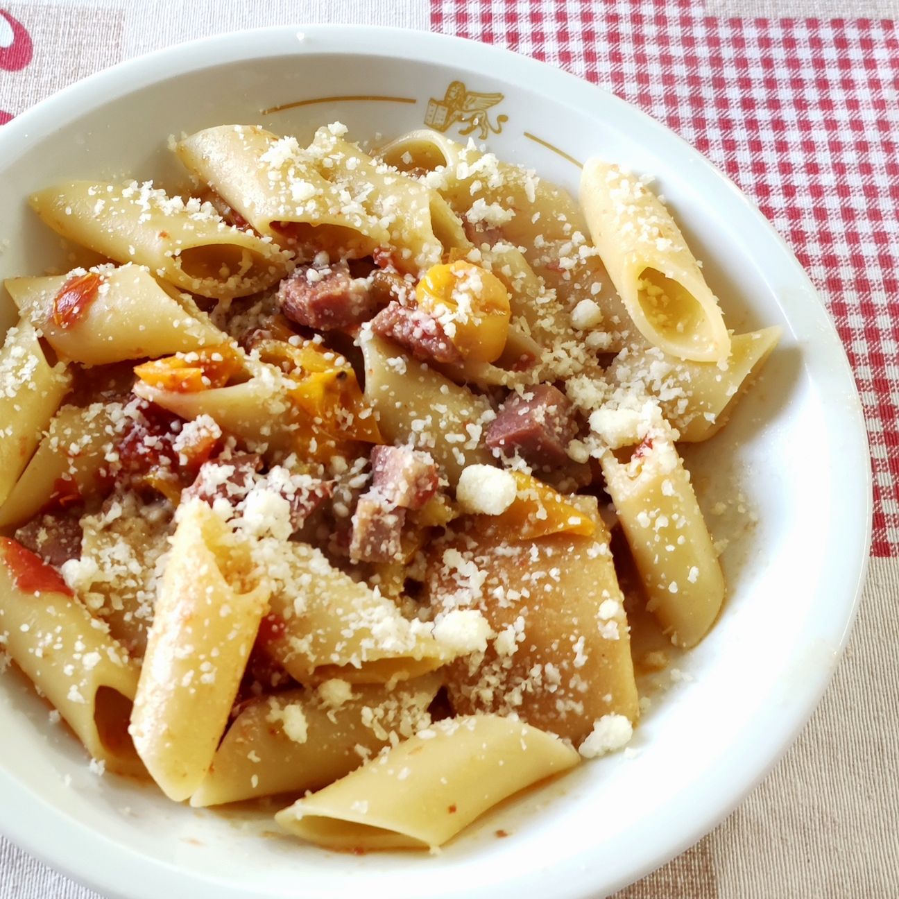 Pasta alla birra, con prosciutto cotto, datterini gialli, pomodori rossi "a pacchetelle" Home Made.