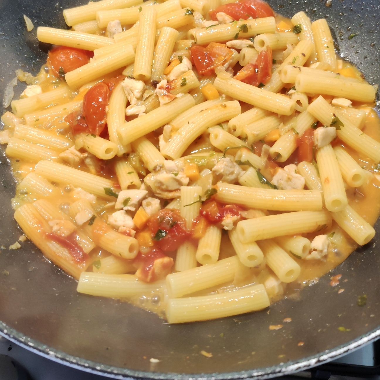 Pasta con ragù di tonno fresco e acciughe.