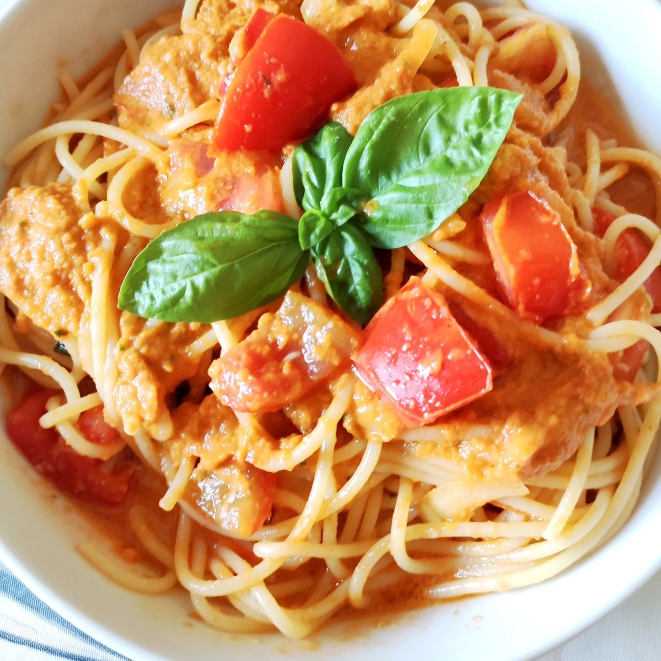 Spaghetti con pomodori crudi e pesto di pomodoro.