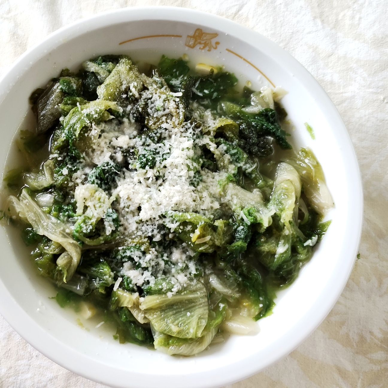 Minestra di scarole con aglio, olio, peperoncino e parmigiano.