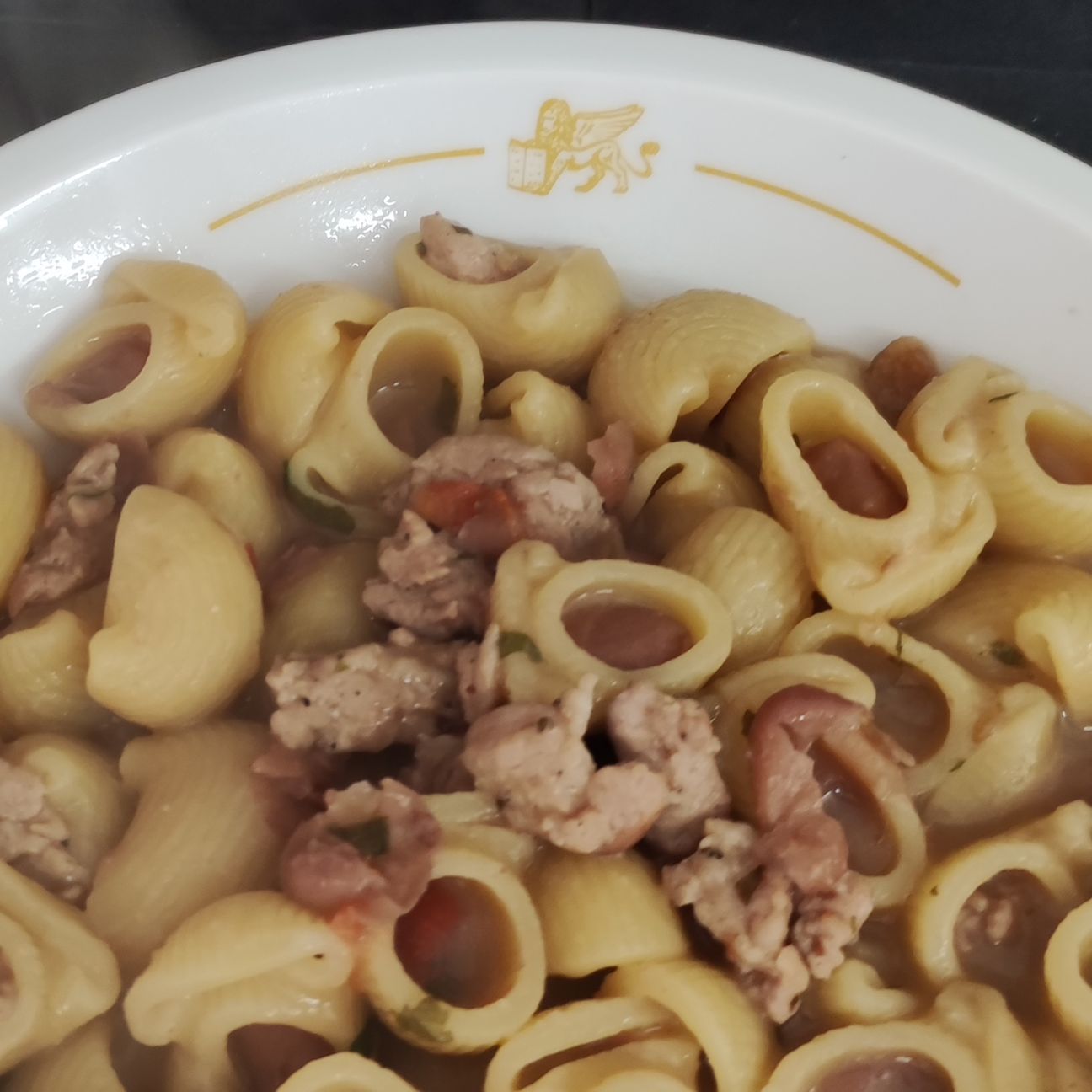 Pasta e fagioli borlotti con guanciale e salsiccia