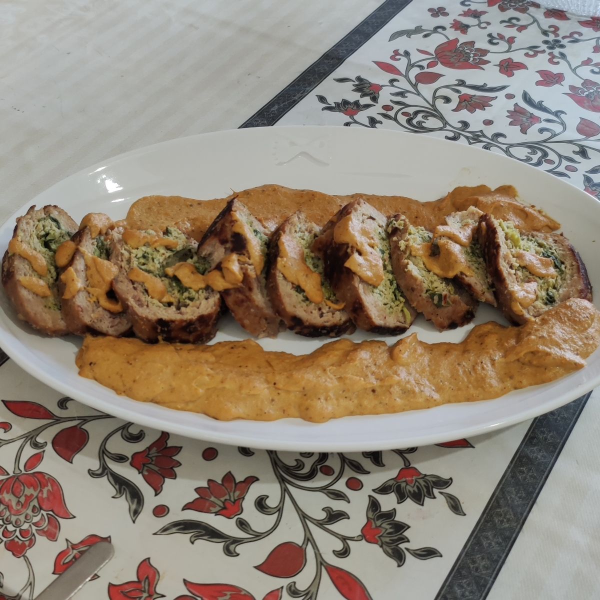 Rotolo di tacchino farcito con broccoli e pancetta affumicata.