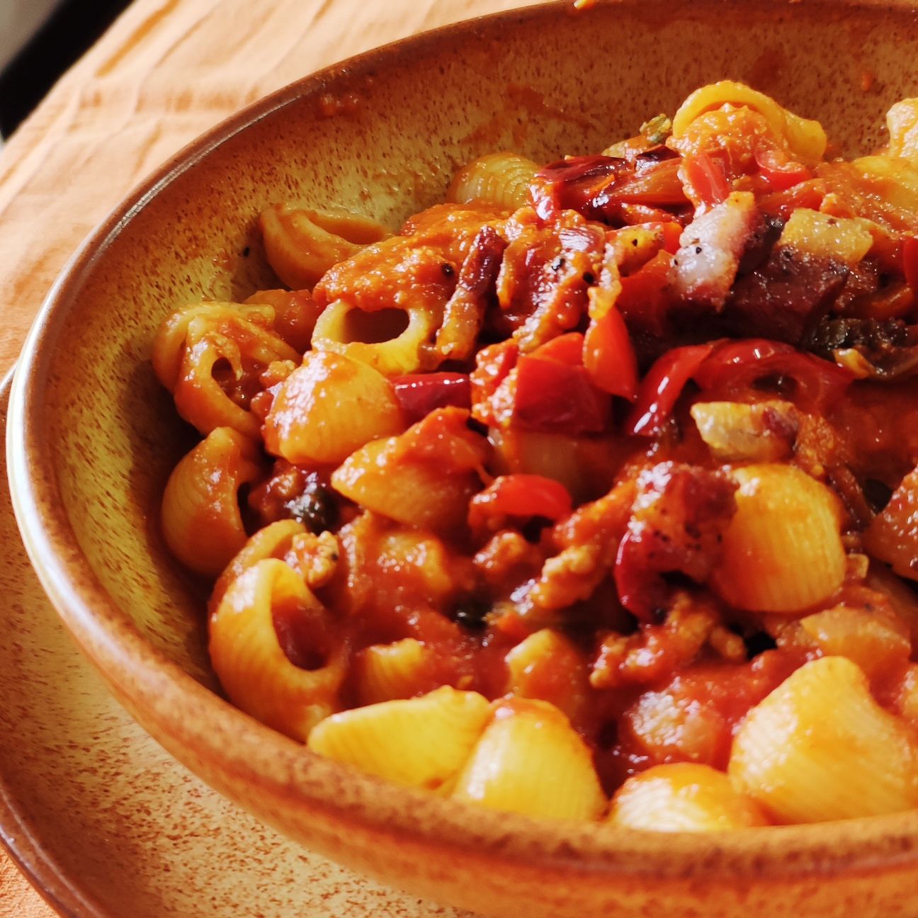 Pasta al ragù di carne e peperoni.