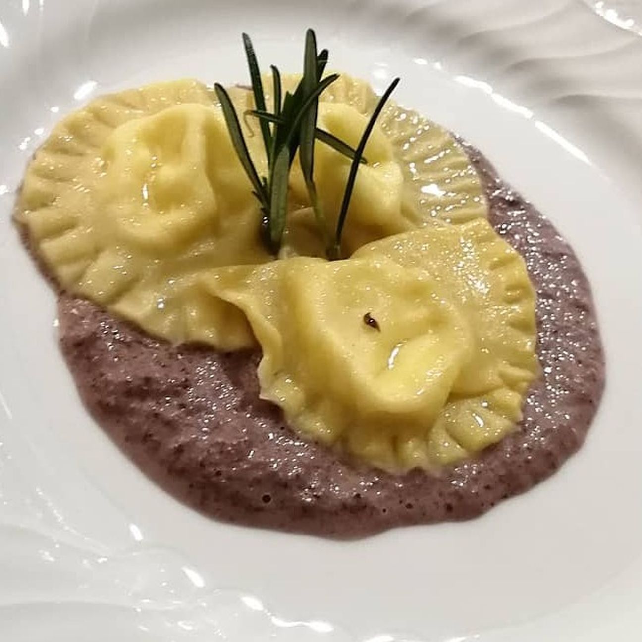 Mezzelune alla robiola con salsa al radicchio trevisano e pistacchi