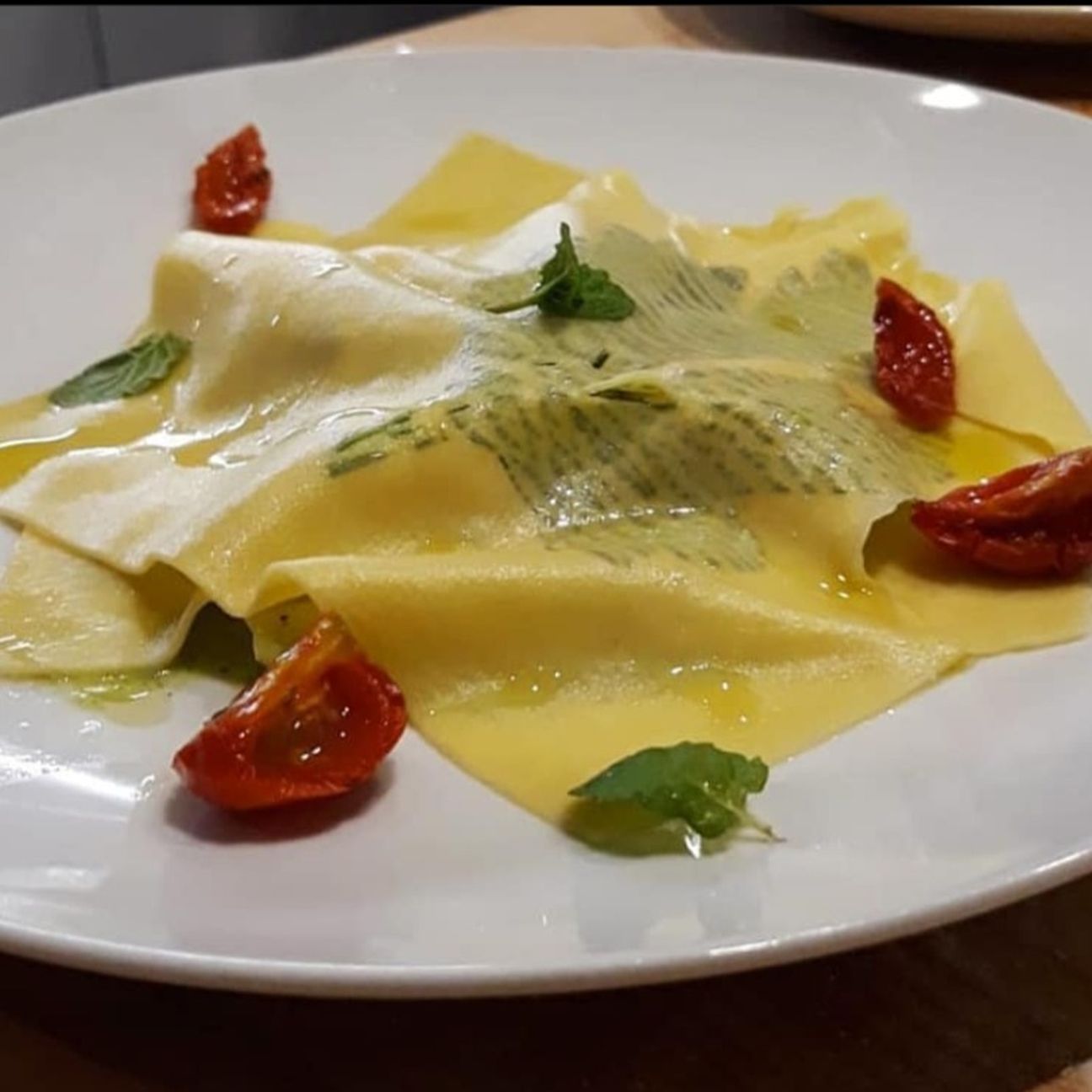 Raviolo aperto con verdure e crema di formaggio