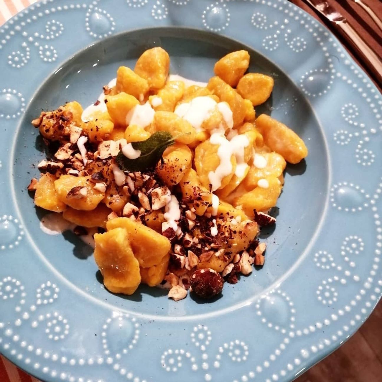 Gnocchi gustosi con zucca, fonduta di formaggi, nocciole tostate e salvia fritta
