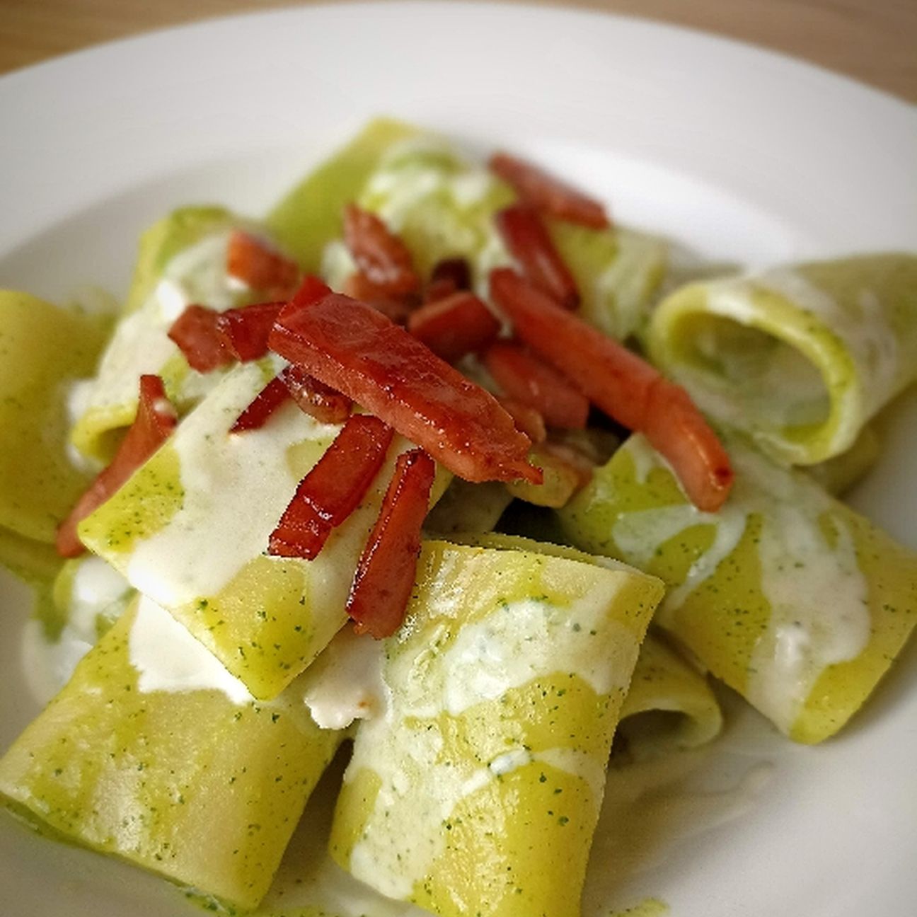 Paccheri con crema di zucchine, speck croccante e fonduta di gorgonzola