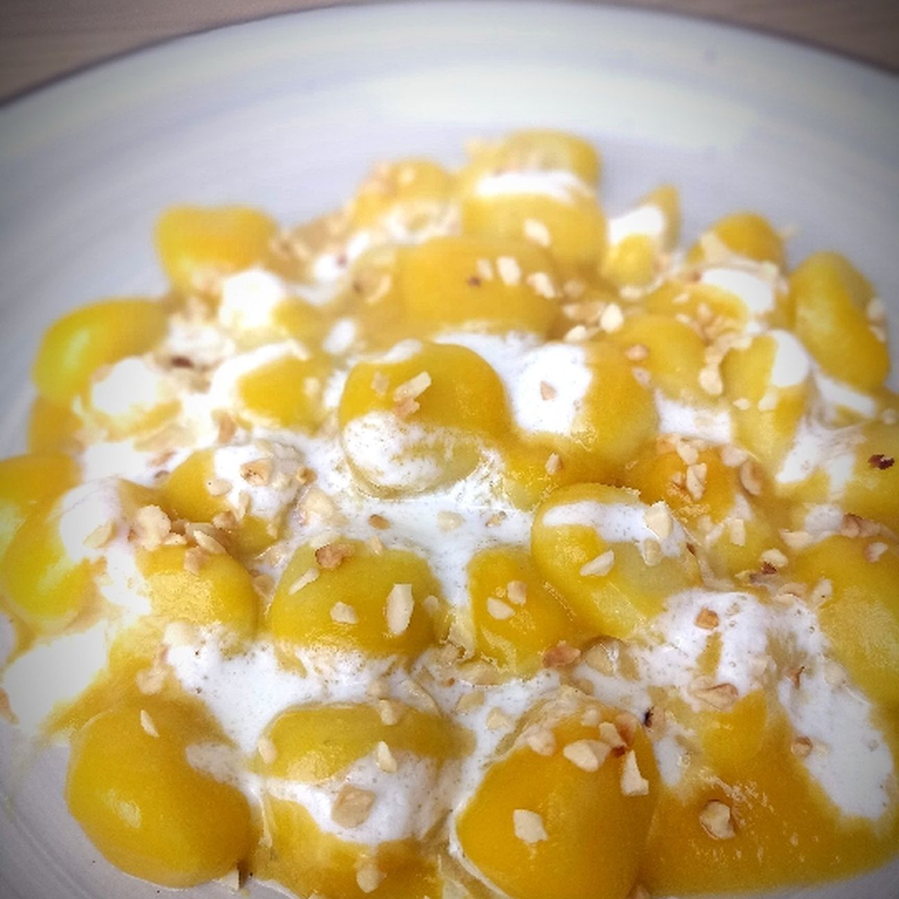 Gnocchi alla zucca con fonduta di mozzarella e nocciole