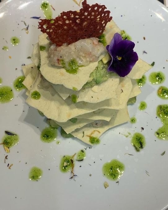 Millefoglie di pane carasau con tartar di gambero ,mela croccante e avocado