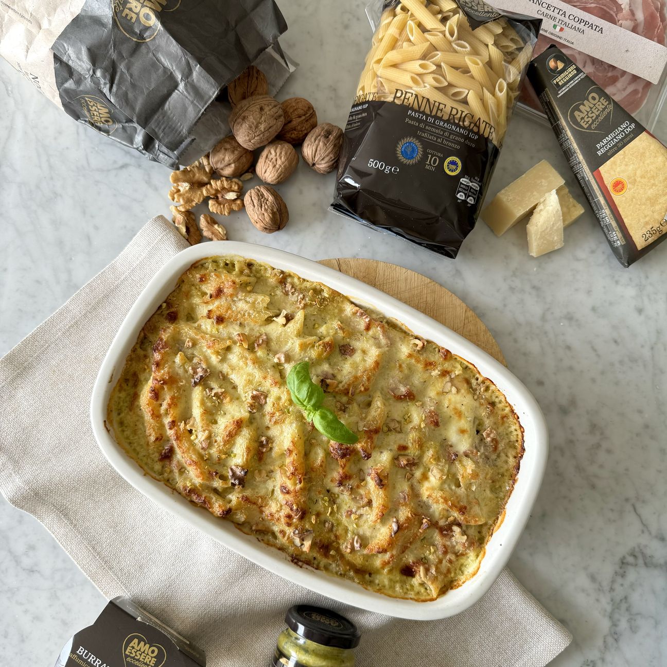 PENNE AL FORNO CON BESCIAMELLA AL PISTACCHIO, PANCETTA COPPATA, BURRATA AFFUMICATA E NOCI