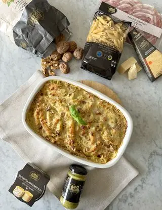 Ricetta PENNE AL FORNO CON BESCIAMELLA AL PISTACCHIO, PANCETTA COPPATA, BURRATA AFFUMICATA E NOCI di midivertoacucinare