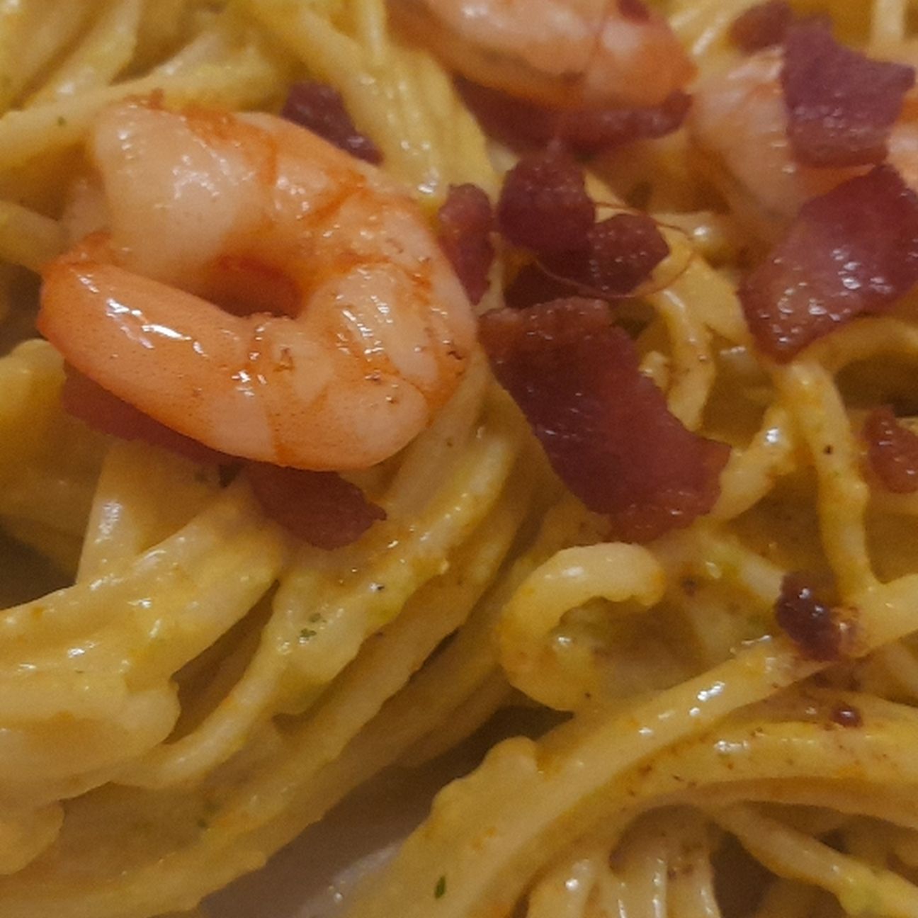 Linguine al pesto di fiori di zucca con gamberi e guanciale croccante