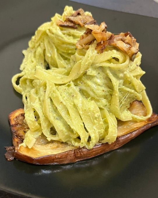 Tagliatelle al pesto di basilico, pistacchio e burrata e melanzane.