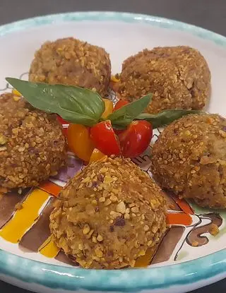 Ricetta Polpette di melanzane con cuore di bufala in crosta di pistacchi. di galli.benedetta.bg