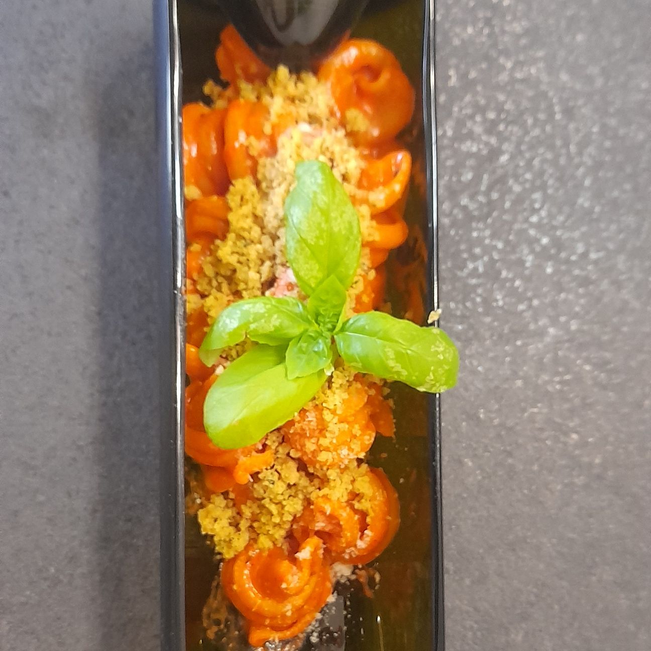Radiatori di Gragnano alla crema di peperoni e stracciatella con crumble di taralli al basilico