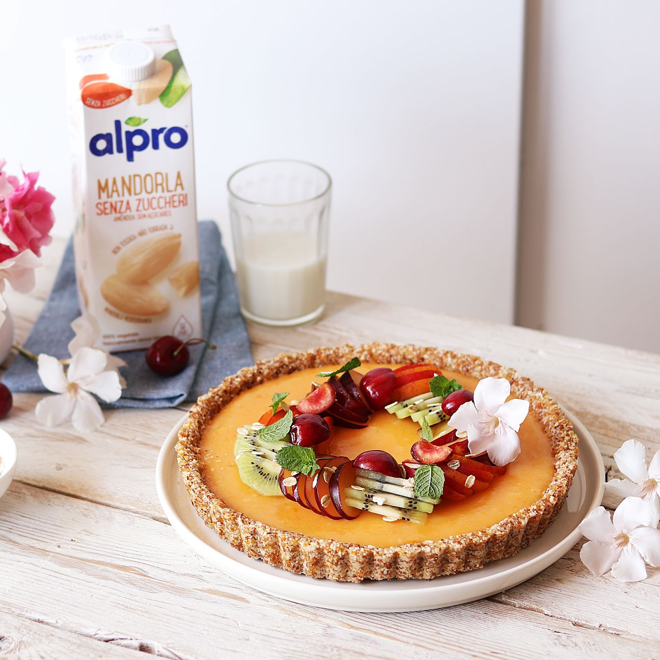 Crostata senza cottura con crema di albicocche e mandorle