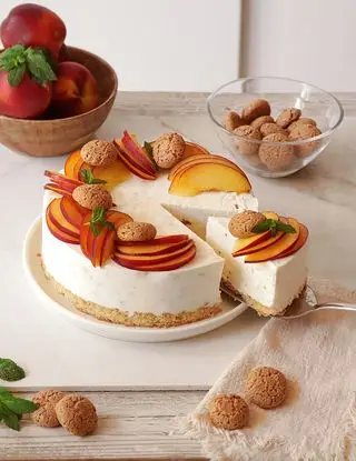 Ricetta Torta gelato allo yogurt, pesche e amaretti di deliziosavirtu