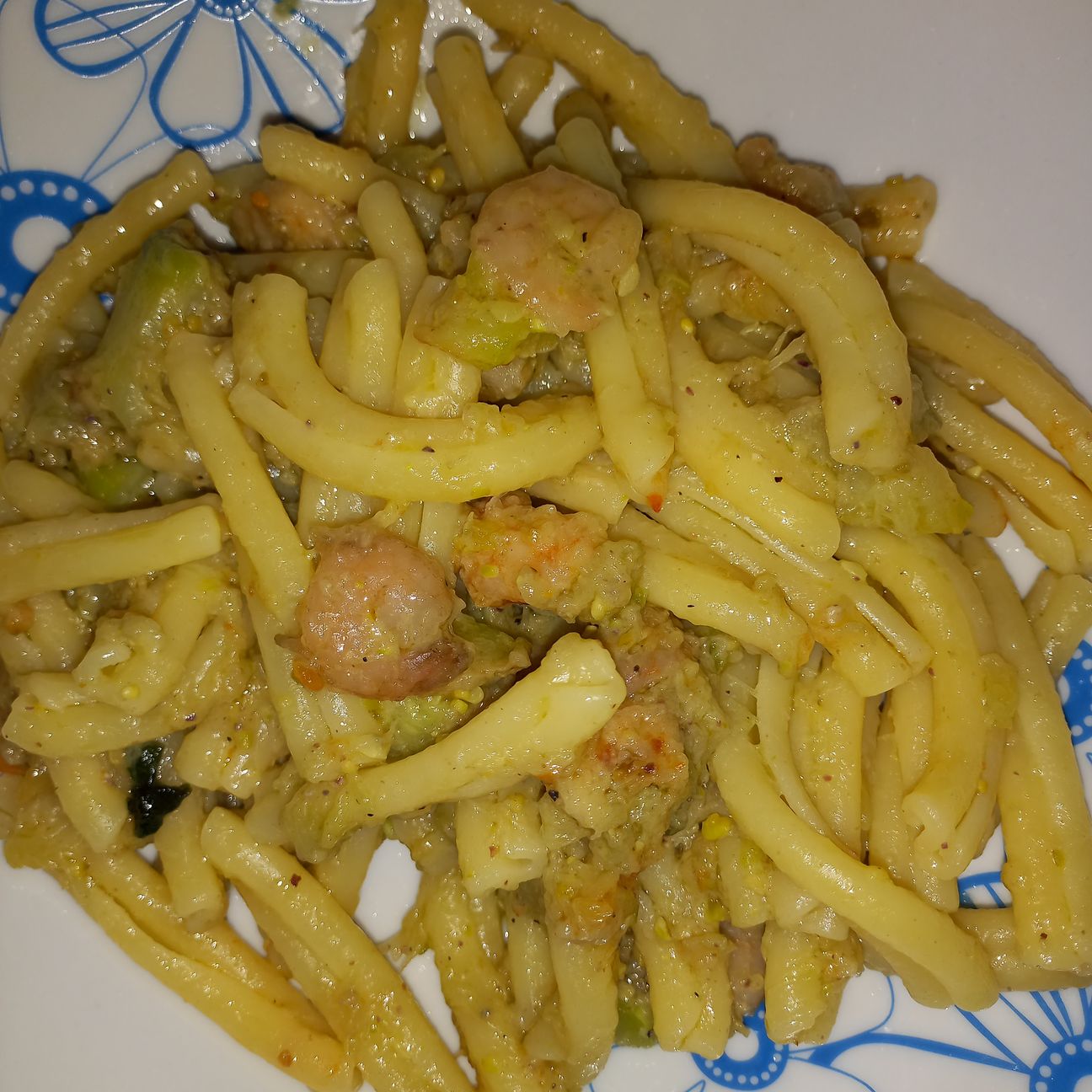 Casereccie con zucchine gamberetti e pesto di pistacchio