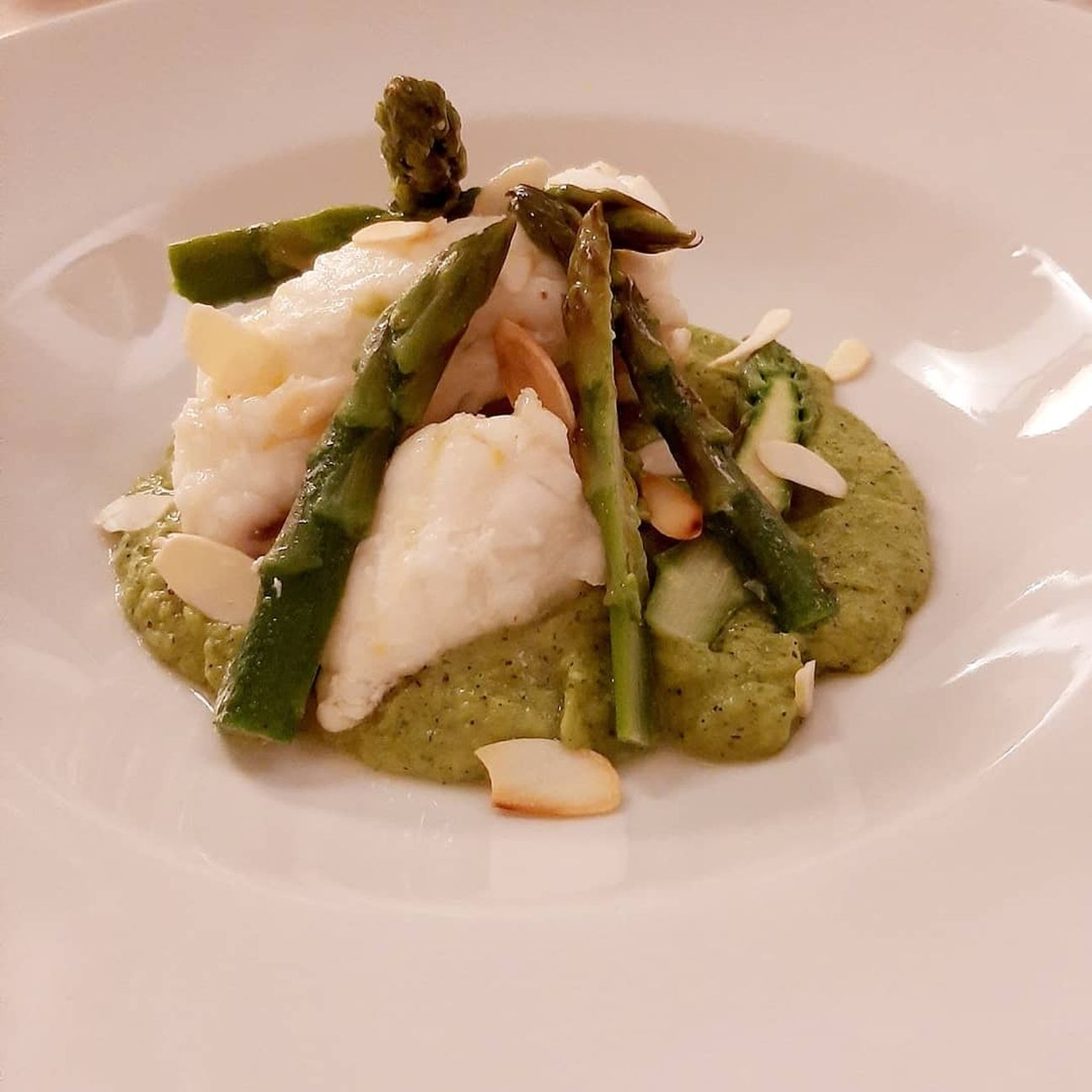 Rana pescatrice con asparagi
