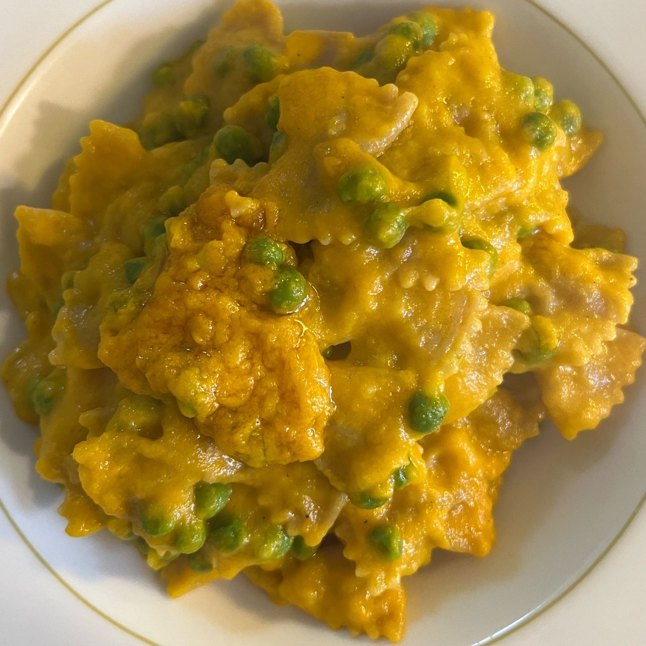 Pasta con crema di carote e piselli